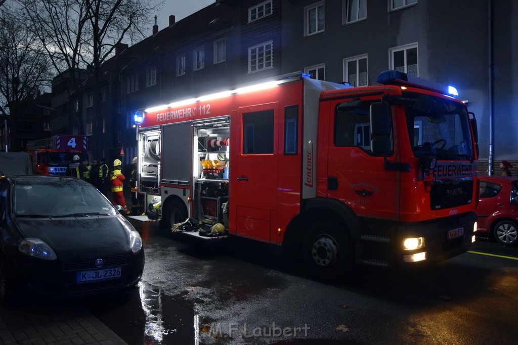 Feuer 2 Y durch Weihnachtsbaum  Koeln Ehrenfeld Alpenerstr P24.JPG - Miklos Laubert